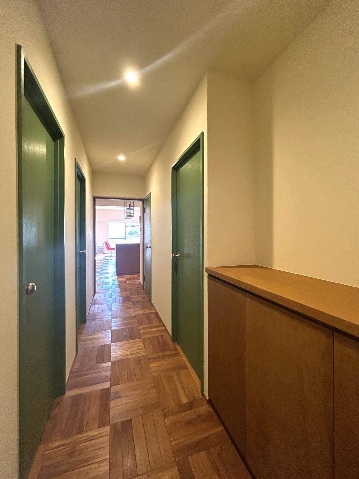 調布市国領町の売買物件/玄関からリビングの間は、左側に個室が2つ、右側にバスとトイレ