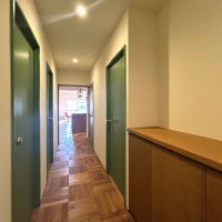 調布市国領町の売買物件/玄関からリビングの間は、左側に個室が2つ、右側にバスとトイレ