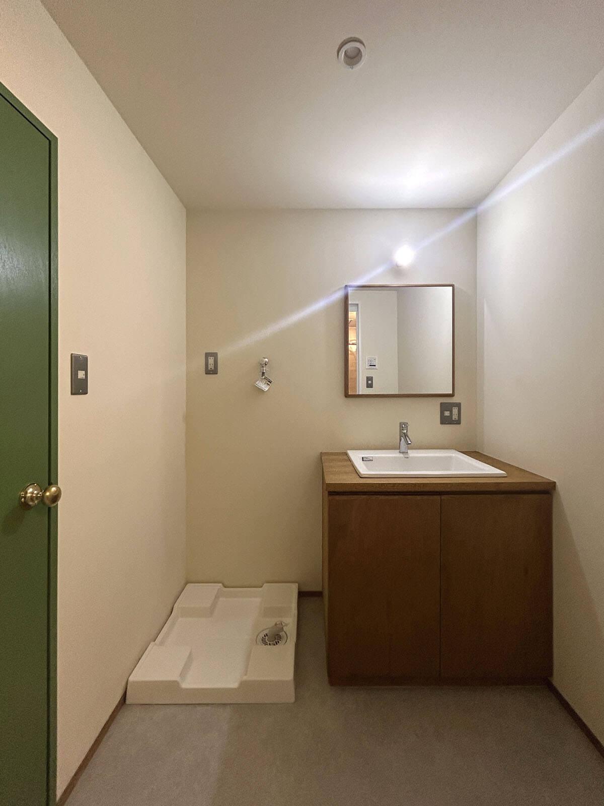 調布市国領町の売買物件/手づくり感のある洗面台、木枠の鏡がいい感じ