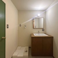調布市国領町の売買物件/手づくり感のある洗面台、木枠の鏡がいい感じ