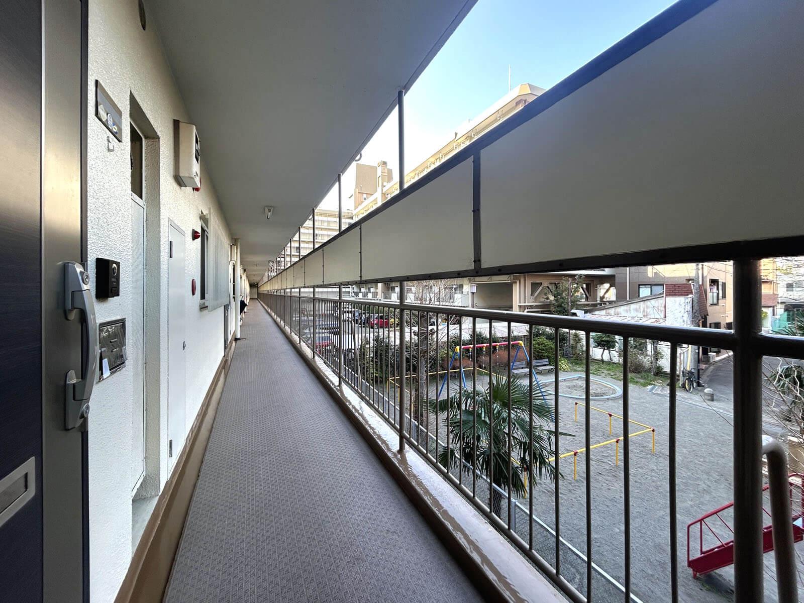 調布市国領町の売買物件/長い共用廊下、大規模修繕は計画的に実施されているようで傷みはあまり目立ちません