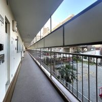 調布市国領町の売買物件/長い共用廊下、大規模修繕は計画的に実施されているようで傷みはあまり目立ちません