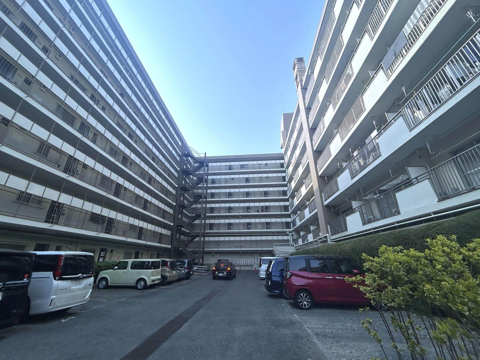 調布市国領町の売買物件/コの字に配列されたマンション、駐車場の空きはありません