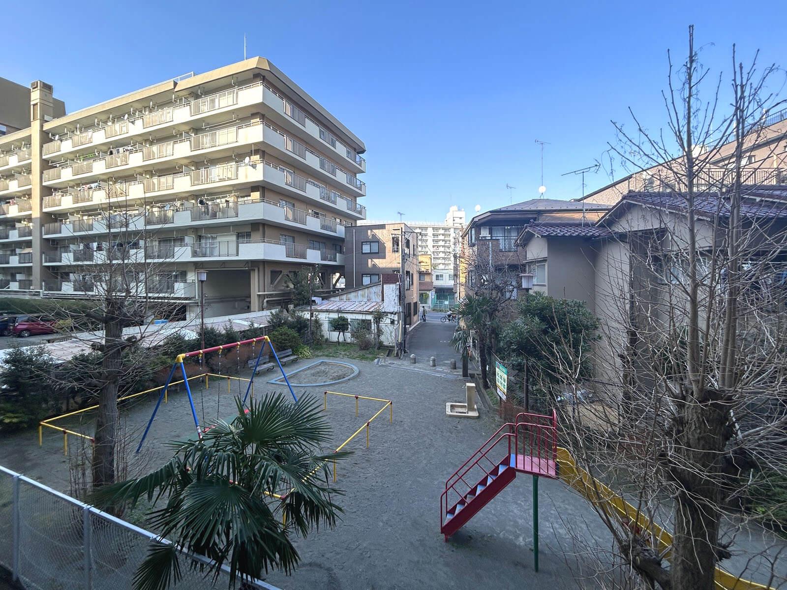 調布市国領町の売買物件/となりには小さな自動公園があります