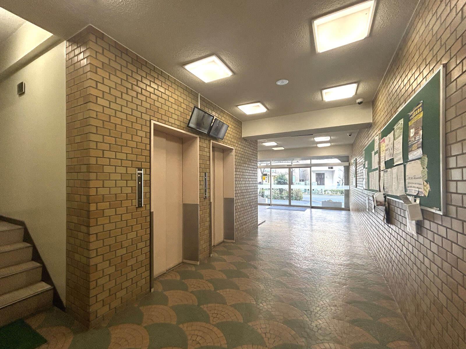 調布市国領町の売買物件/エントランス、古くても管理状態は良好な印象です