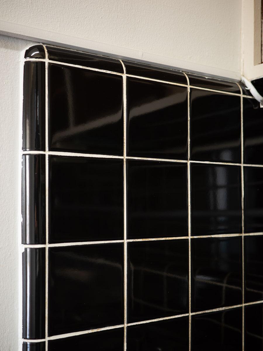 品川区旗の台の賃貸物件/レトロな黒いタイル