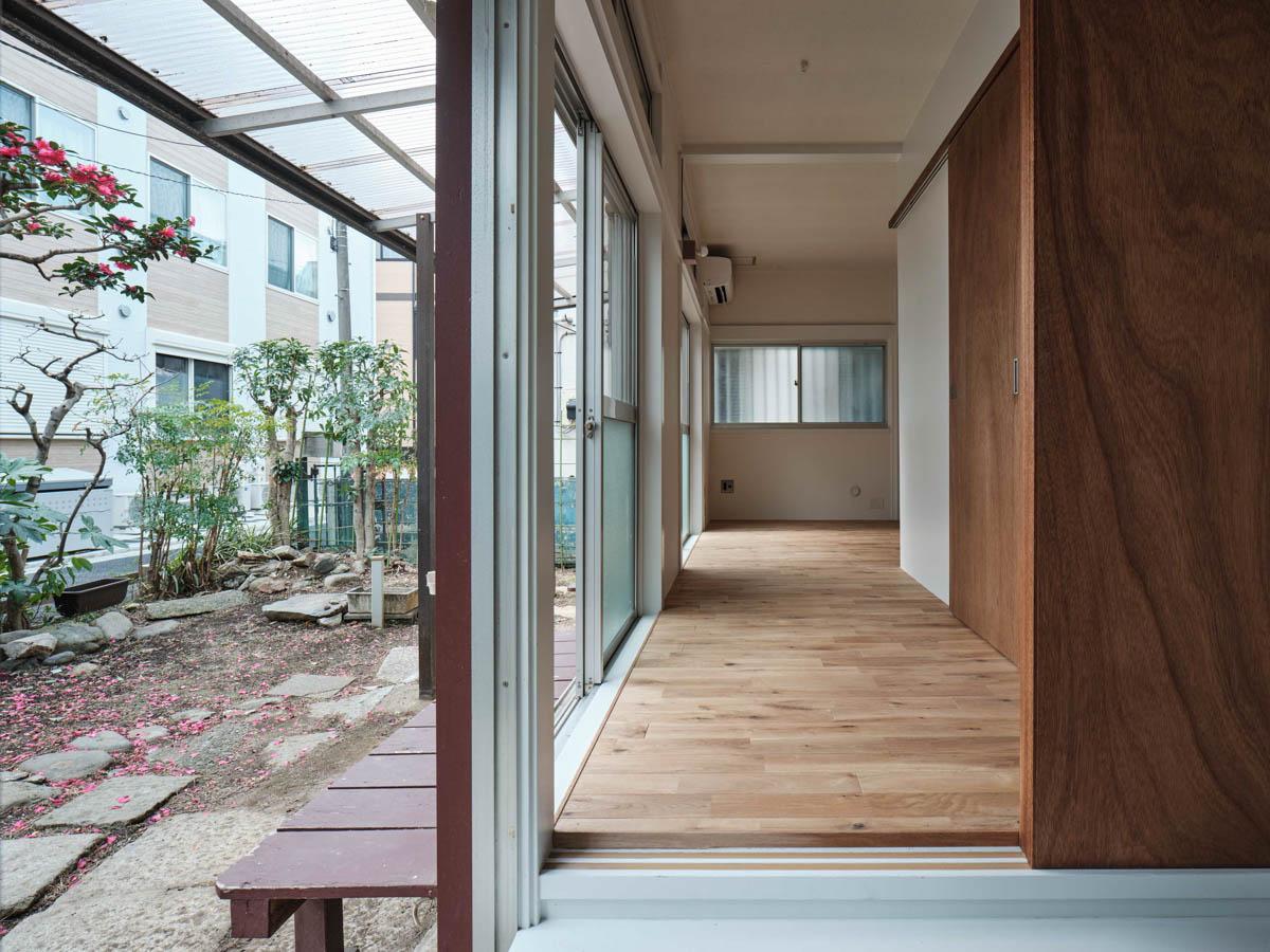 新宿区北新宿の賃貸物件/玄関からお部屋を見る。玄関がオープンで開放的なので人を招きやすい