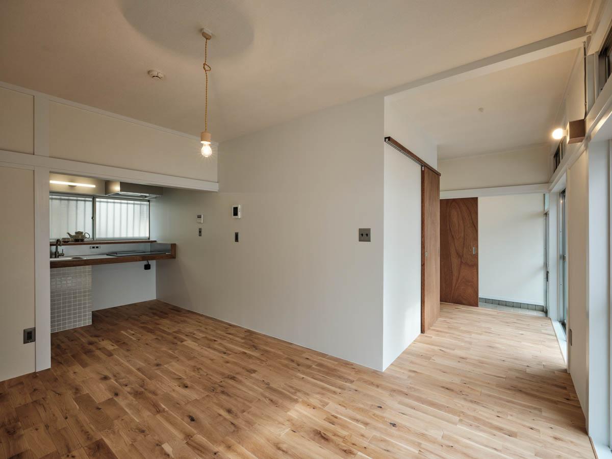 新宿区北新宿の賃貸物件/1階リビングは廊下も含めて約12.5帖の広さ