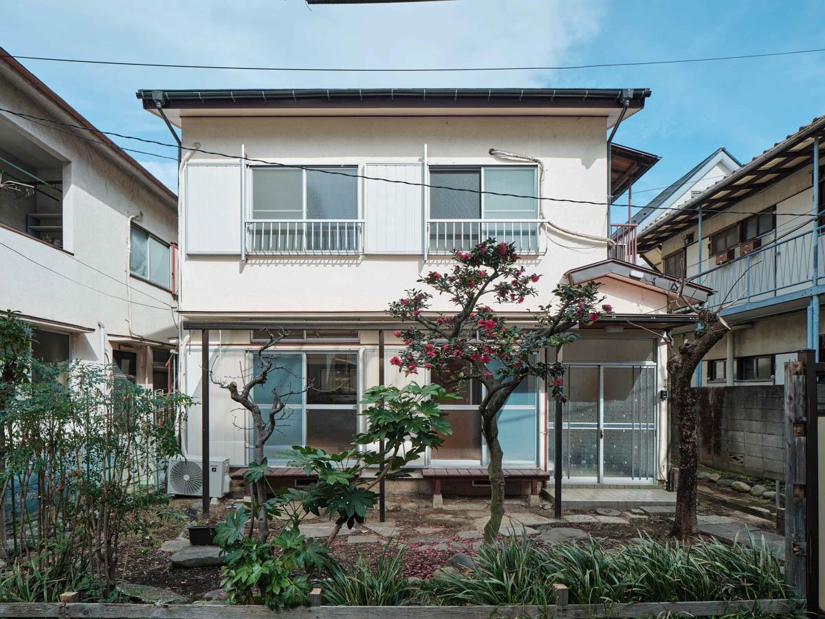 新宿区北新宿の賃貸物件/素朴な佇まいの一軒家。開放感のあるお庭が出迎えてくれる