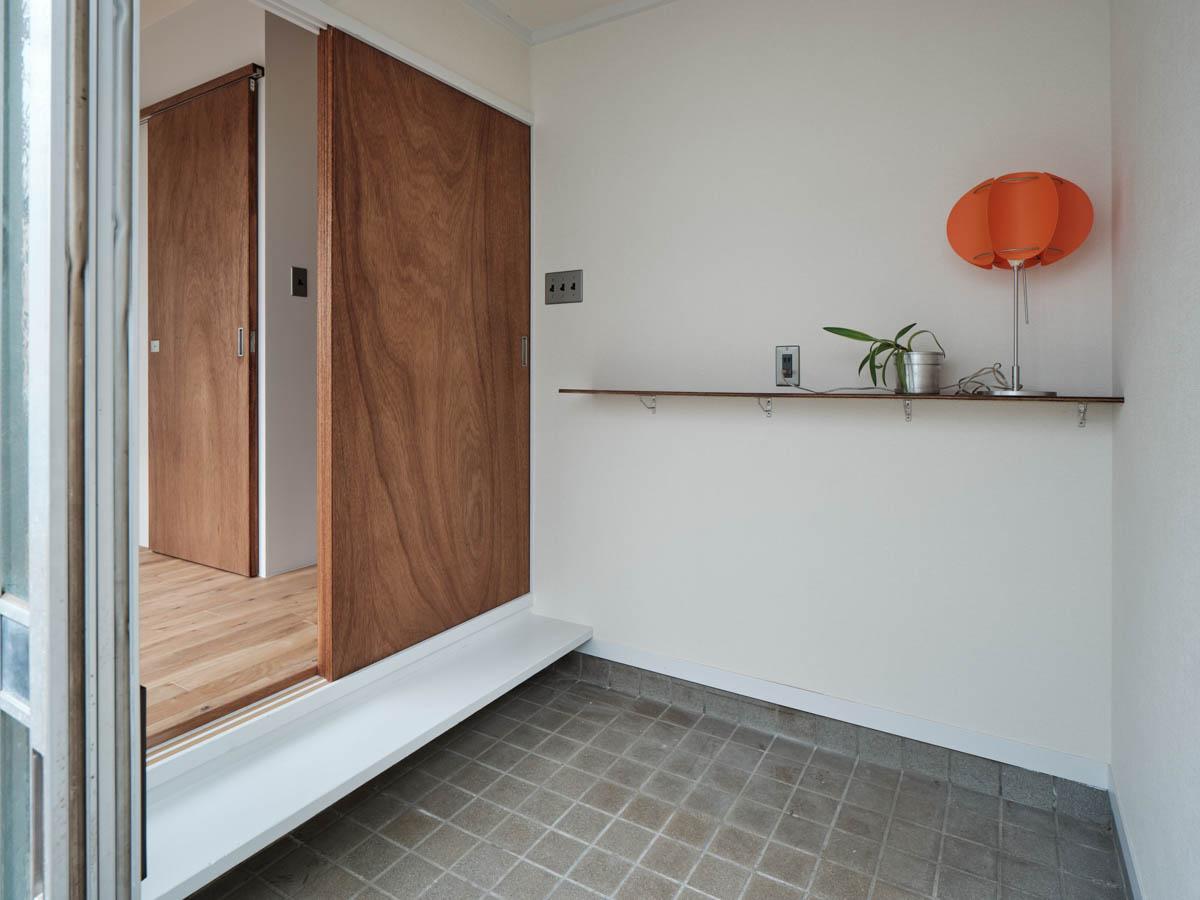 新宿区北新宿の賃貸物件/いい雰囲気の玄関。写真のように小物を並べて、ギャラリースペースに