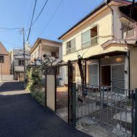 新宿区北新宿の賃貸物件/通りからくるとこのような感じで建物が待ち構えます