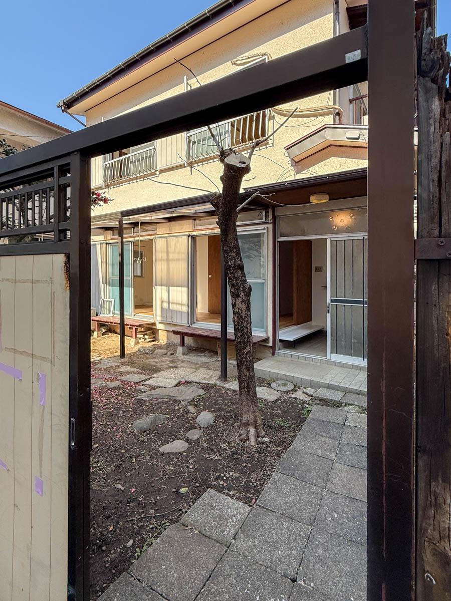 新宿区北新宿の賃貸物件/取り残された門扉がユニーク。開けるとコンクリート平板のアプローチが玄関まで続く