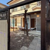 新宿区北新宿の賃貸物件/取り残された門扉がユニーク。開けるとコンクリート平板のアプローチが玄関まで続く