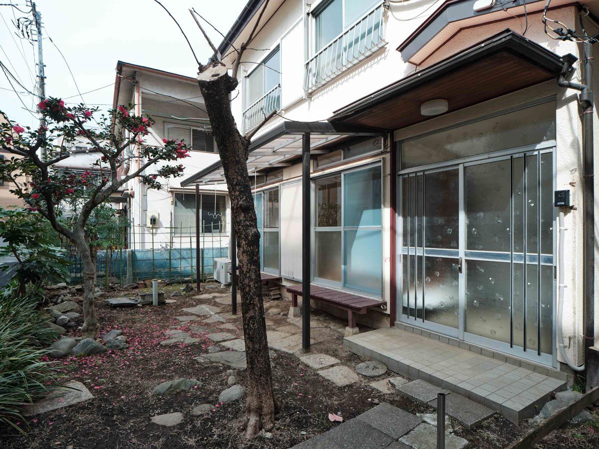 新宿区北新宿の賃貸物件/ガラス引き戸の玄関がお出迎え