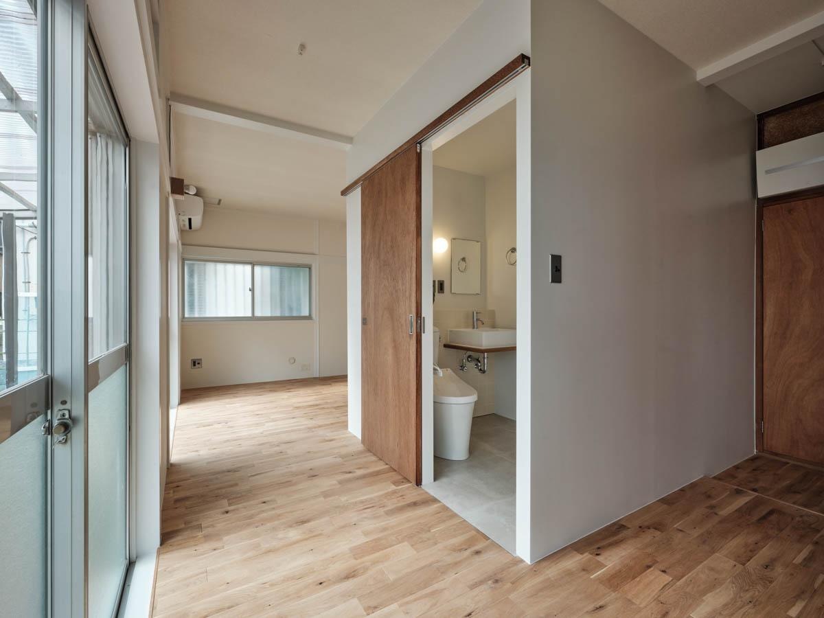 新宿区北新宿の賃貸物件/玄関入ったところに水回りが集約