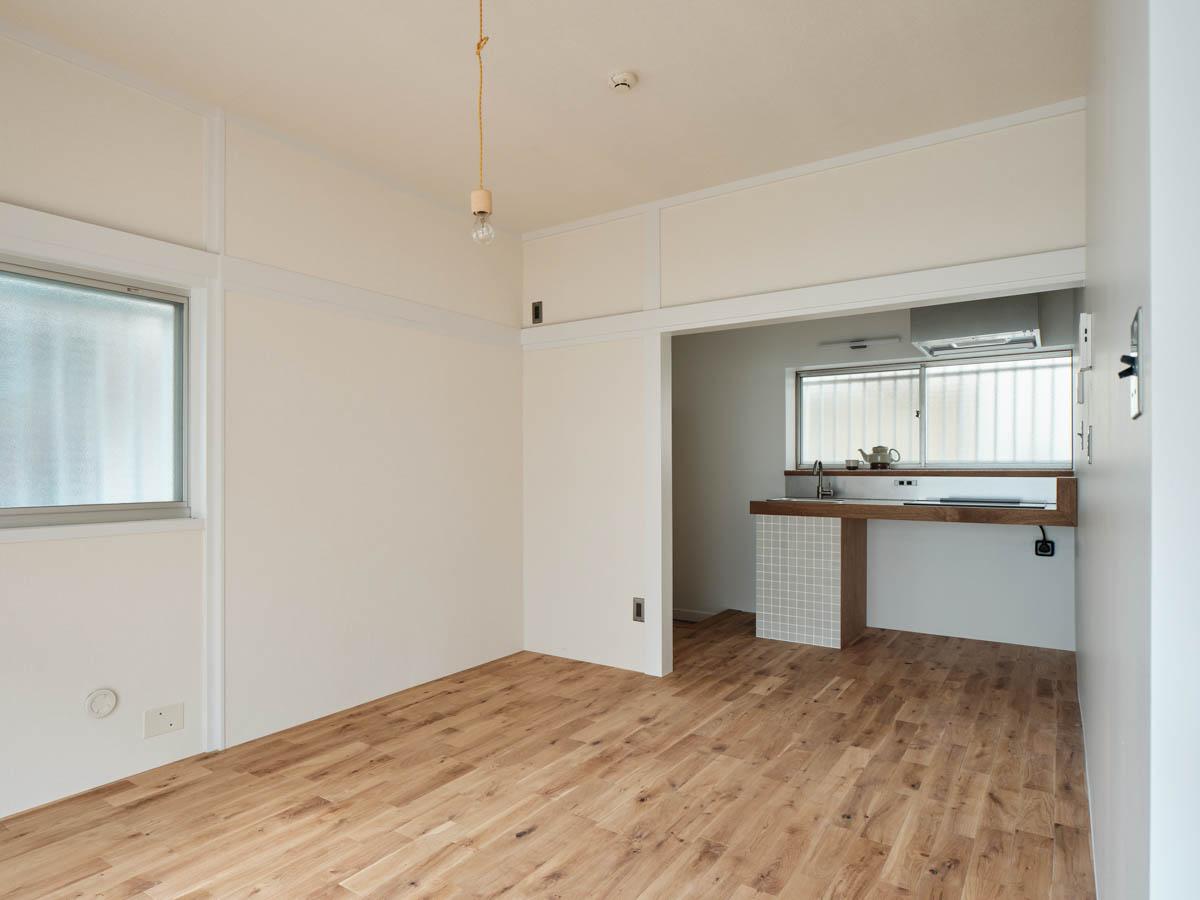 新宿区北新宿の賃貸物件/リビング、奥にキッチン