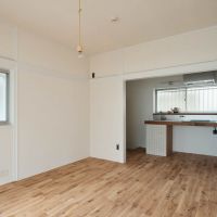 新宿区北新宿の賃貸物件/リビング、奥にキッチン