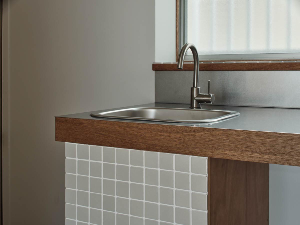 新宿区北新宿の賃貸物件/ラワン、タイル、ステンレスの素材使いがかわいい