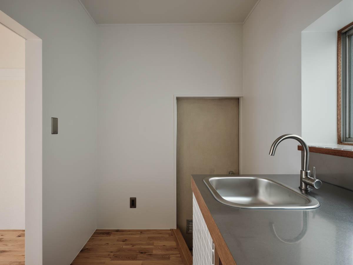 新宿区北新宿の賃貸物件/キッチン奥に勝手口。その脇が冷蔵庫置き場