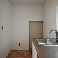 新宿区北新宿の賃貸物件/キッチン奥に勝手口。その脇が冷蔵庫置き場