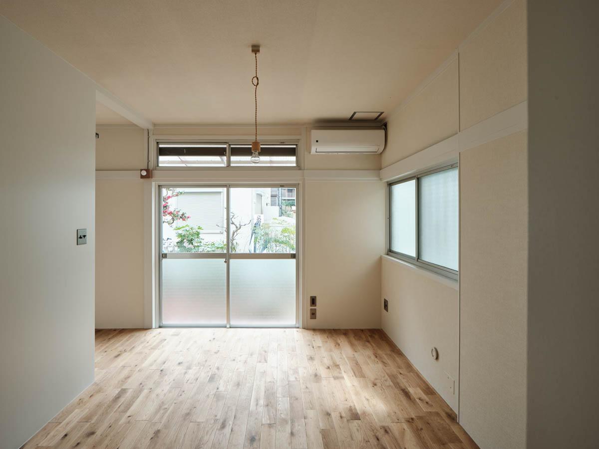 新宿区北新宿の賃貸物件/キッチンからリビングを見渡す。窓は南西向きで晴れていれば日が入ります