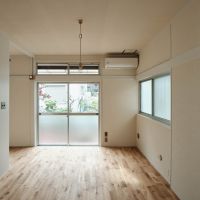 新宿区北新宿の賃貸物件/キッチンからリビングを見渡す。窓は南西向きで晴れていれば日が入ります