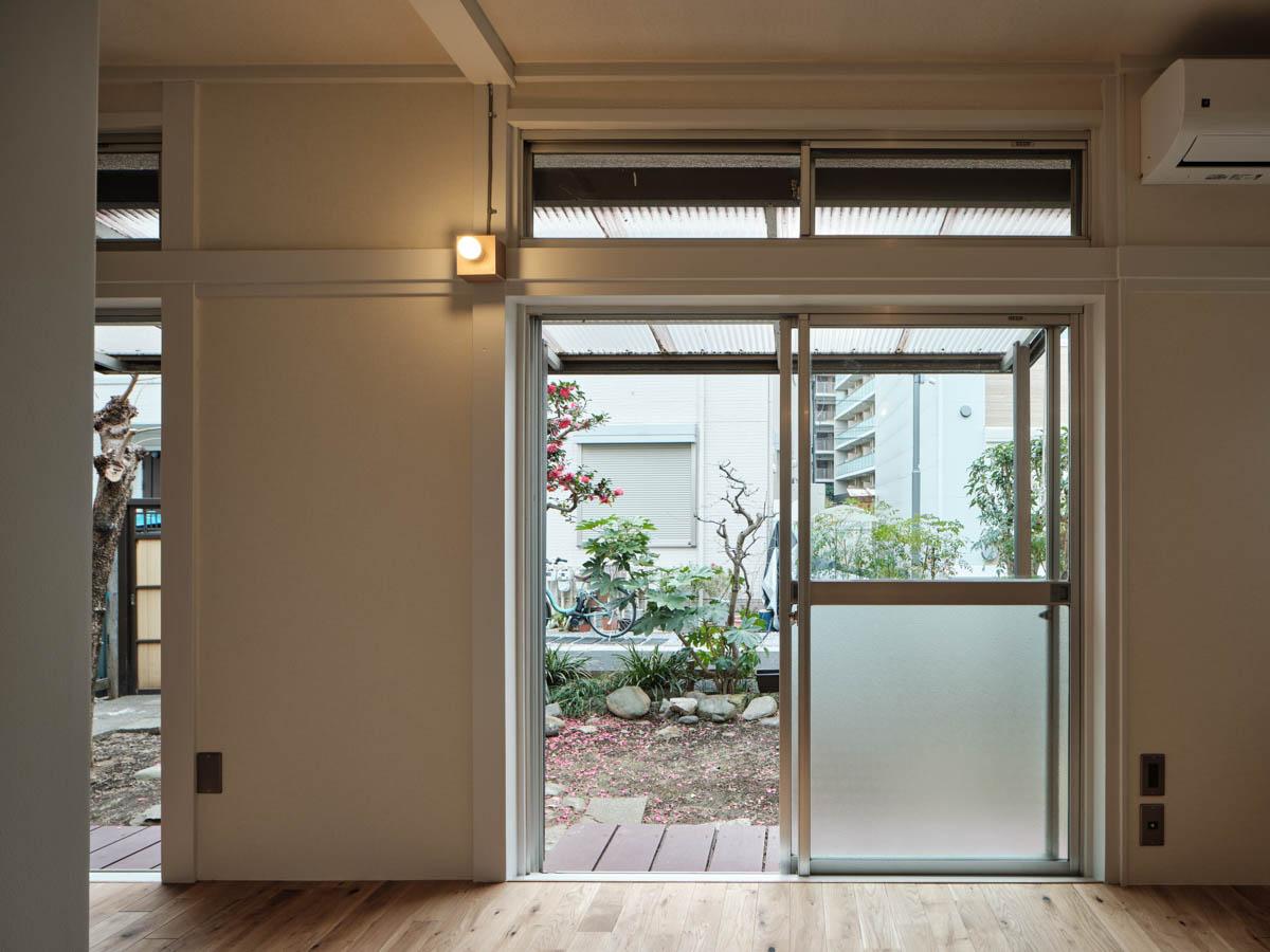 新宿区北新宿の賃貸物件/掃き出し窓越しに庭を見る