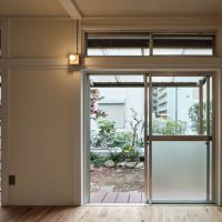 新宿区北新宿の賃貸物件/掃き出し窓越しに庭を見る