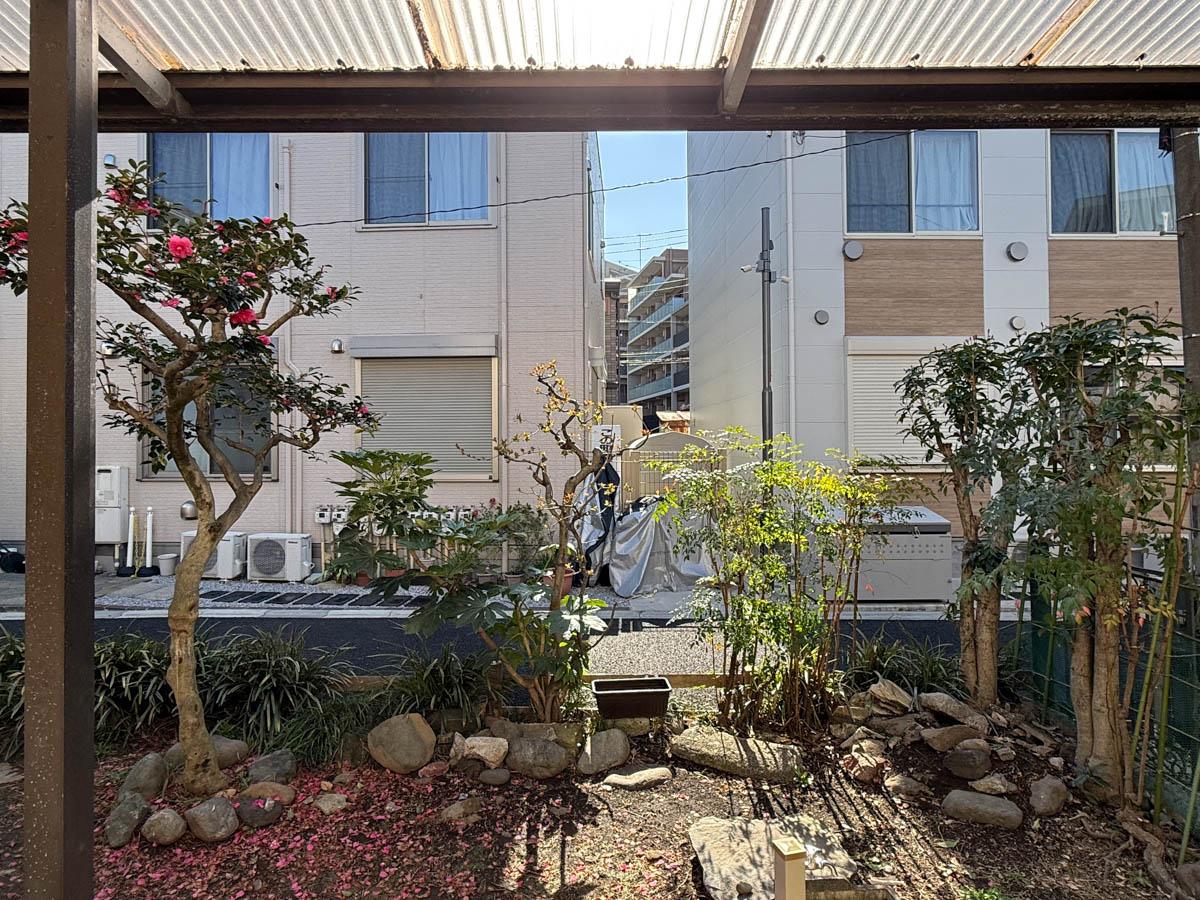 新宿区北新宿の賃貸物件/お庭。好みのかたちにアレンジしていくのもよい