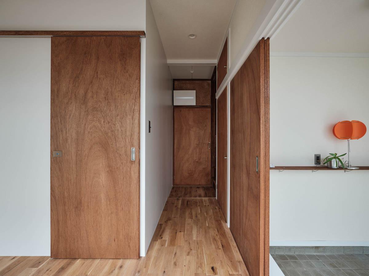 新宿区北新宿の賃貸物件/1階の玄関入って右手に進むと2階に上がる階段が