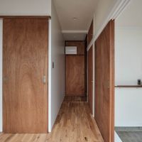 新宿区北新宿の賃貸物件/1階の玄関入って右手に進むと2階に上がる階段が