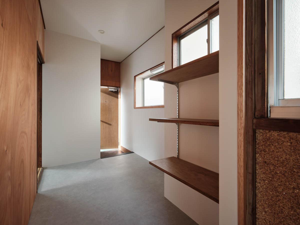 新宿区北新宿の賃貸物件/階段をあると少し広めの廊下スペース