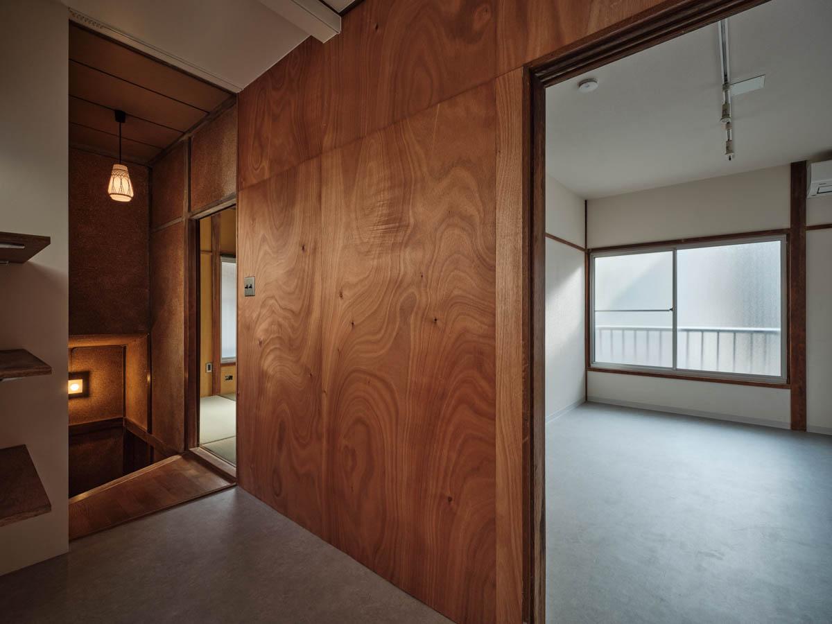 新宿区北新宿の賃貸物件/廊下に面して6帖の個室が2部屋並ぶ