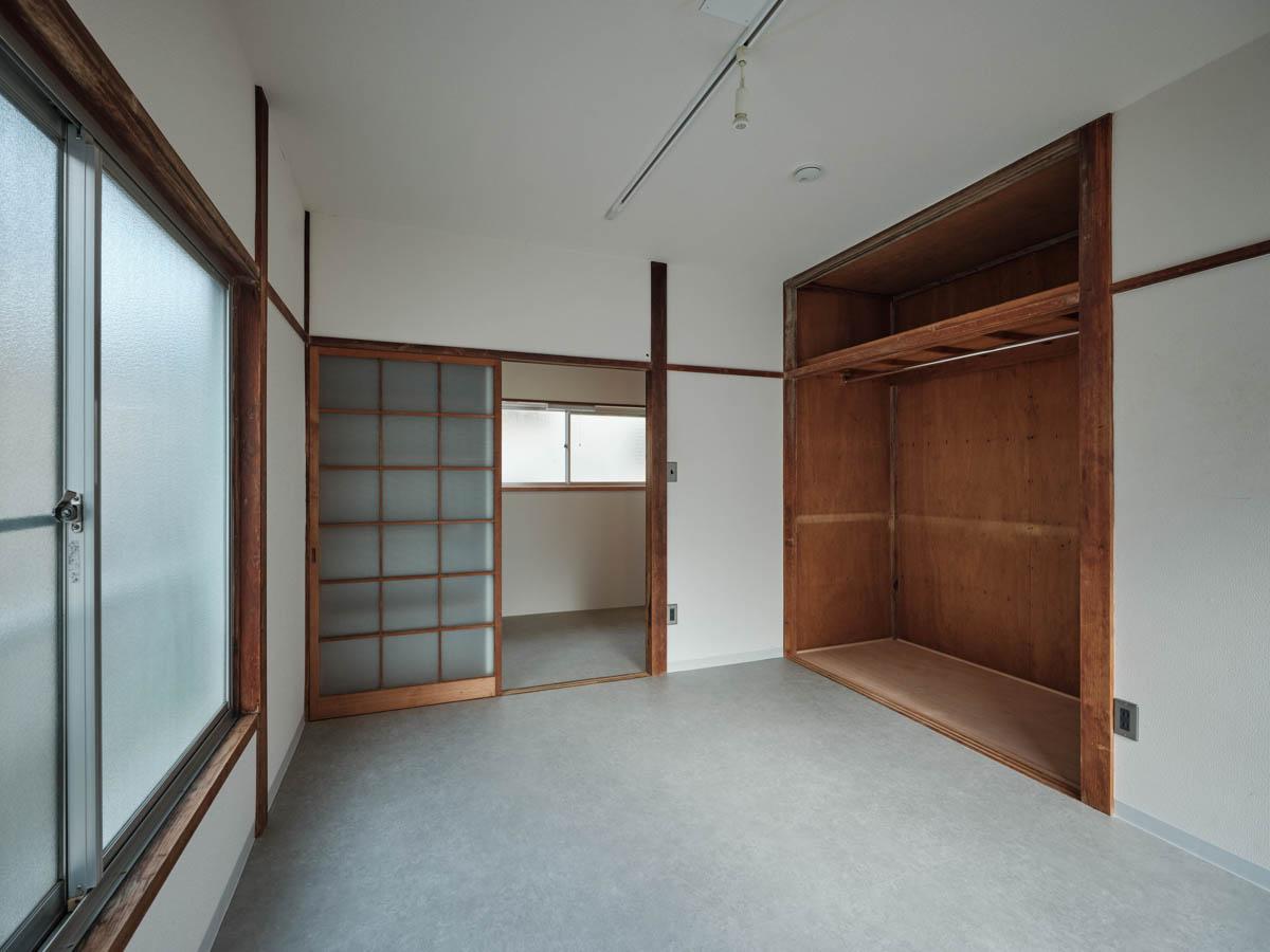 新宿区北新宿の賃貸物件/床をグレーのプレーンな素材に張り替え、レトロな部分とのコントラストが可愛い洋室