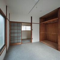 新宿区北新宿の賃貸物件/床をグレーのプレーンな素材に張り替え、レトロな部分とのコントラストが可愛い洋室