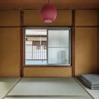 新宿区北新宿の賃貸物件/ヤマブキ色の壁が可愛い和室。窓先にはレトロなバルコニー