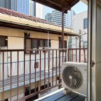 新宿区北新宿の賃貸物件/昭和なアパート越しに新宿の高層ビルを眺める