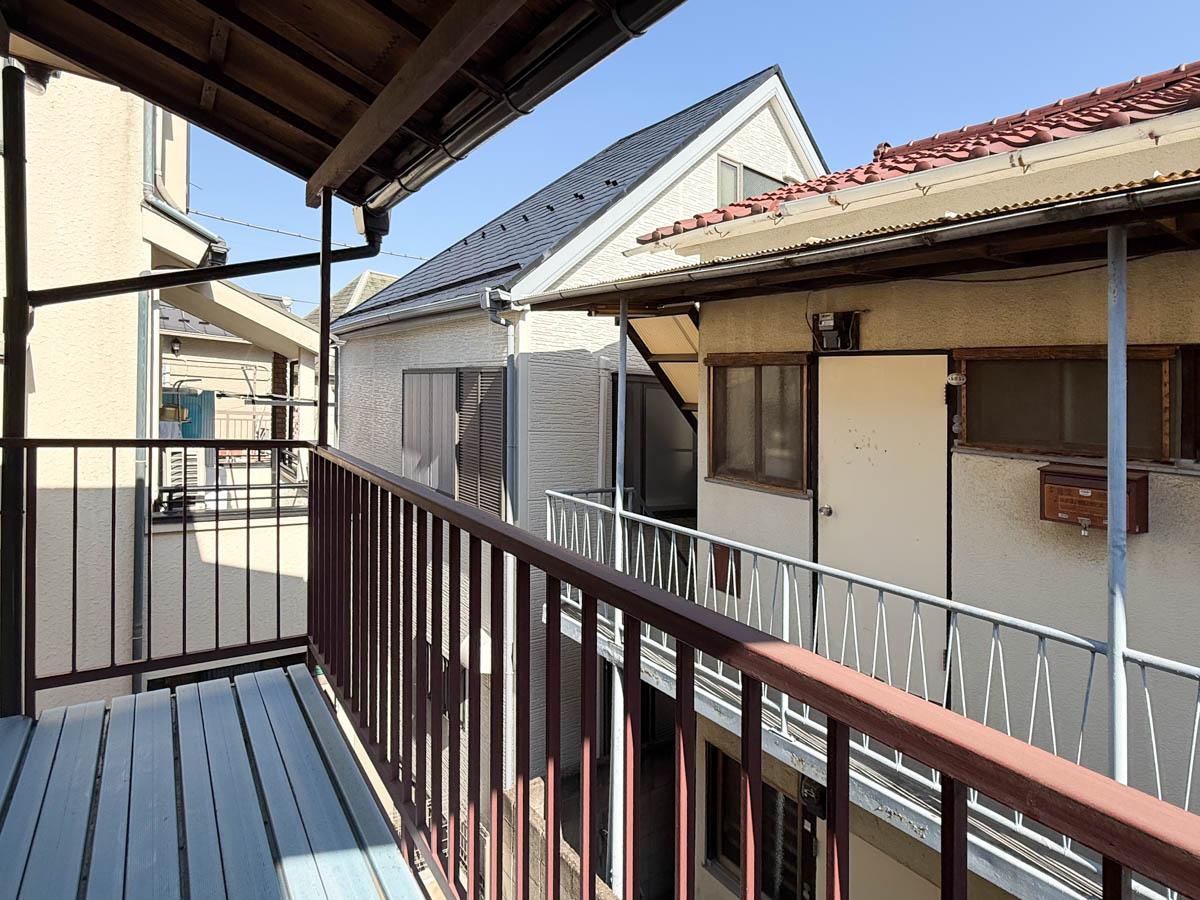 新宿区北新宿の賃貸物件/バルコニーに出ると向かいには渋いアパート