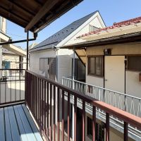 新宿区北新宿の賃貸物件/バルコニーに出ると向かいには渋いアパート