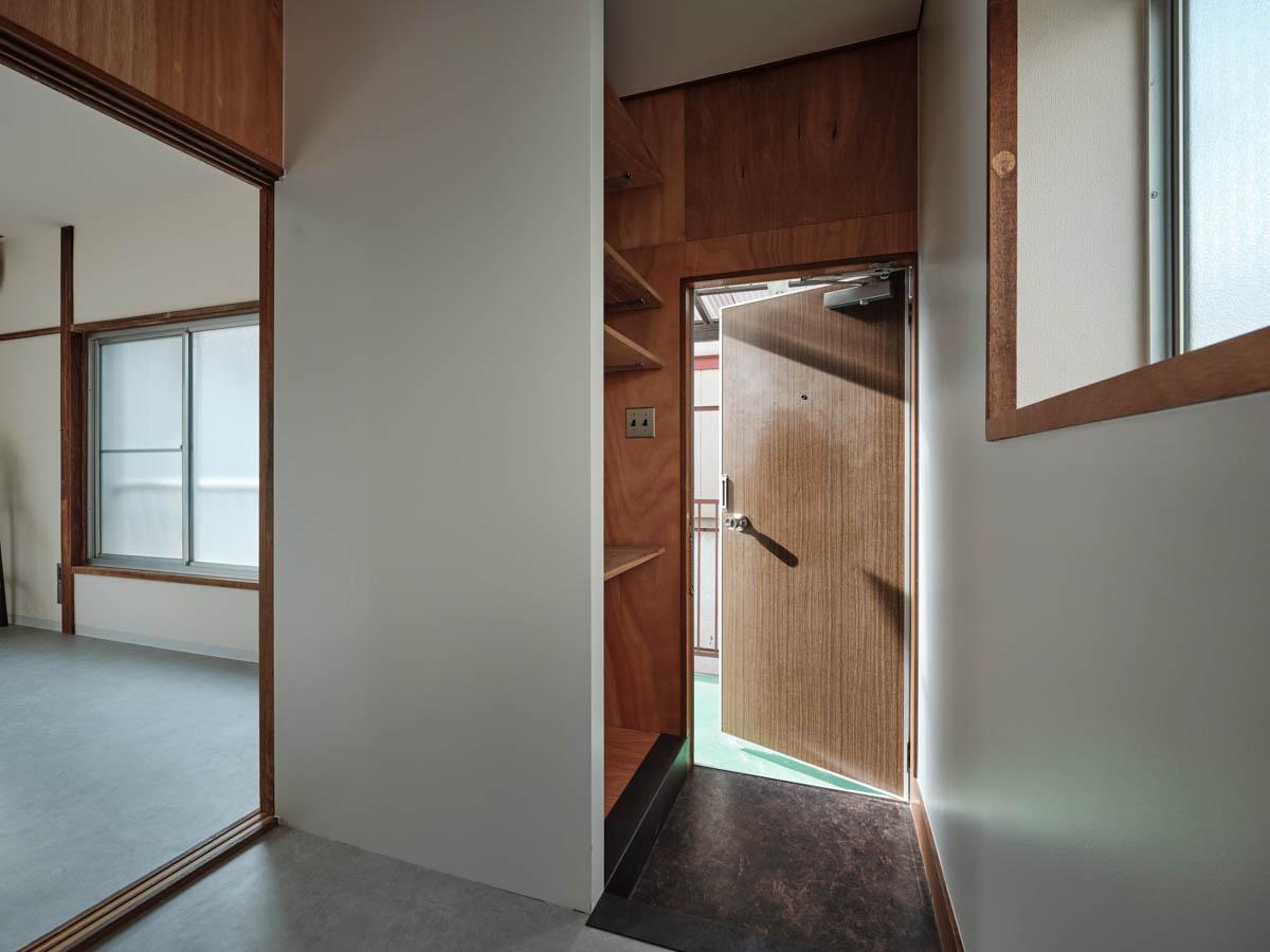 新宿区北新宿の賃貸物件/2階にサブの玄関。外から2階に直接アプローチできる動線がユニーク