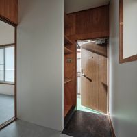 新宿区北新宿の賃貸物件/2階にサブの玄関。外から2階に直接アプローチできる動線がユニーク