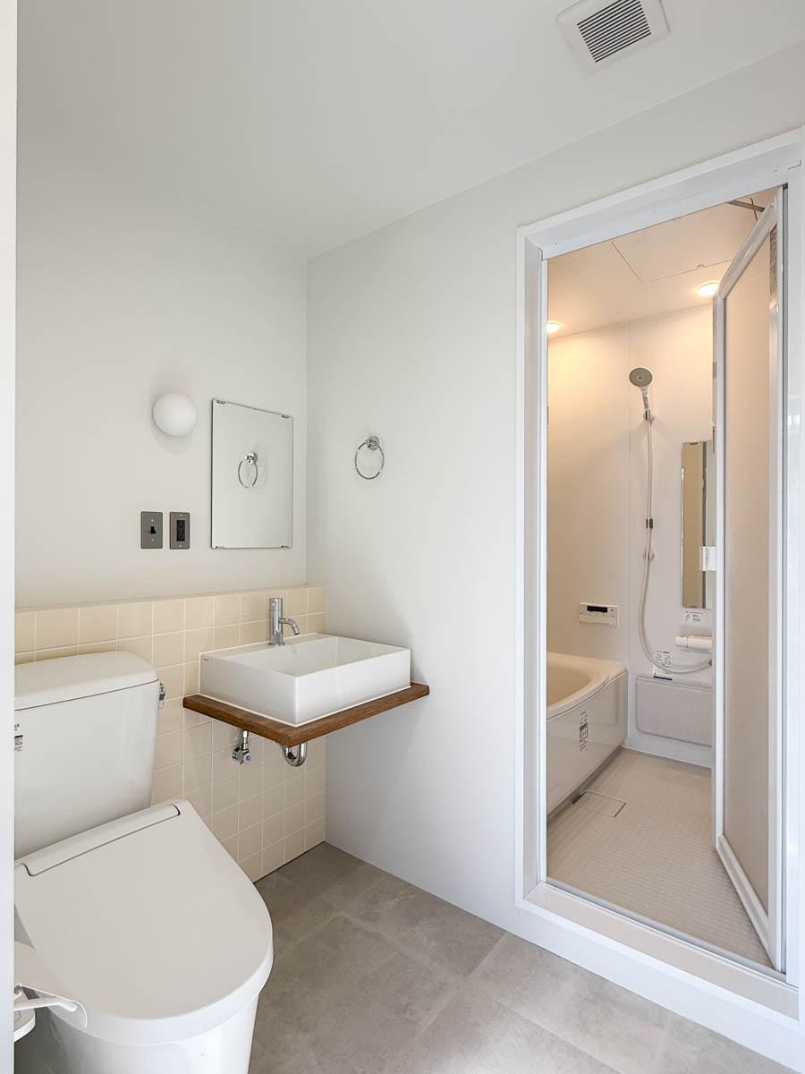 新宿区北新宿の賃貸物件/新しく交換されたばかりのトイレ、洗面、浴室