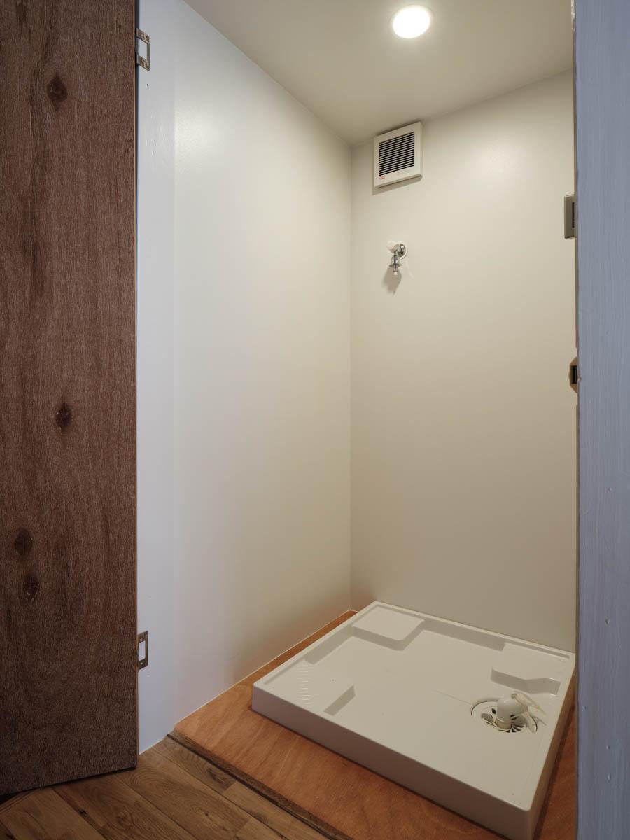 新宿区北新宿の賃貸物件/玄関脇に扉で隠せる洗濯機置き場