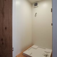 新宿区北新宿の賃貸物件/玄関脇に扉で隠せる洗濯機置き場