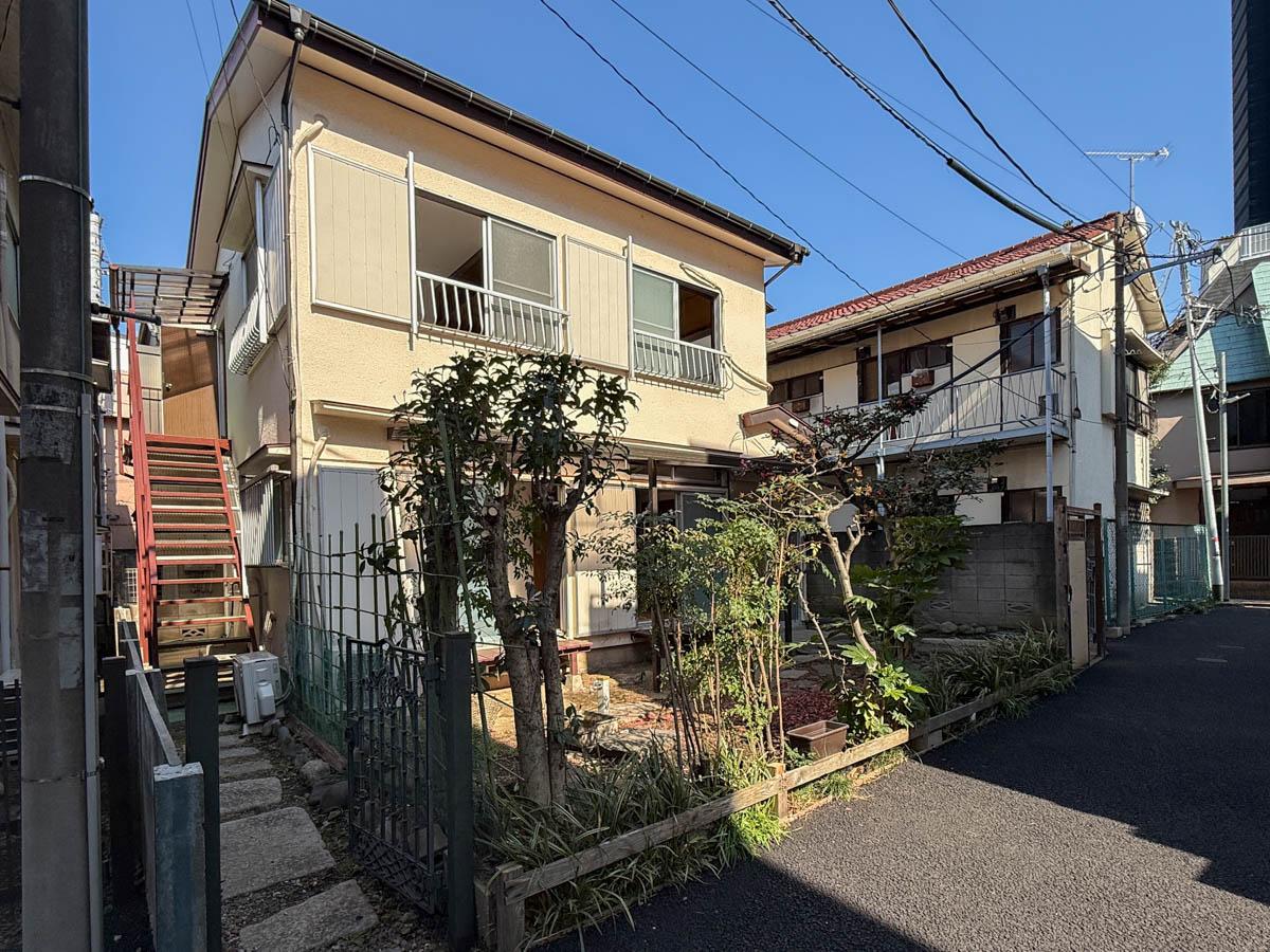 新宿区北新宿の賃貸物件/外観。左脇に2階に直接上がれるアプローチ、外階段