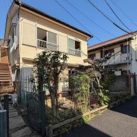 新宿区北新宿の賃貸物件/外観。左脇に2階に直接上がれるアプローチ、外階段