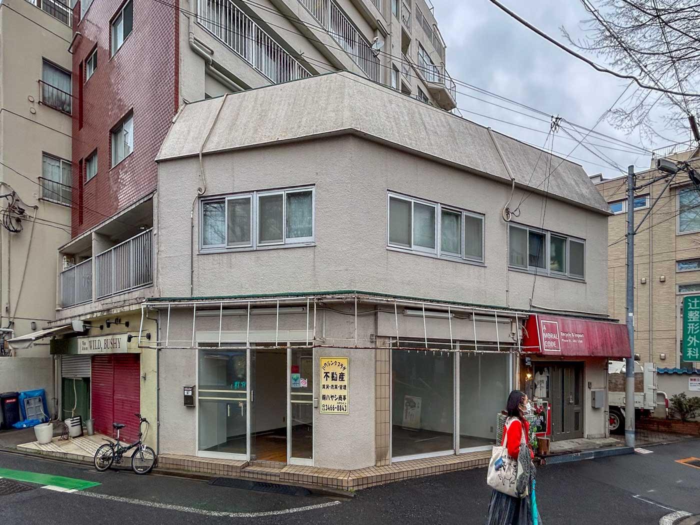 渋谷区西原の賃貸物件/建物外観。ちいさい建物の1階