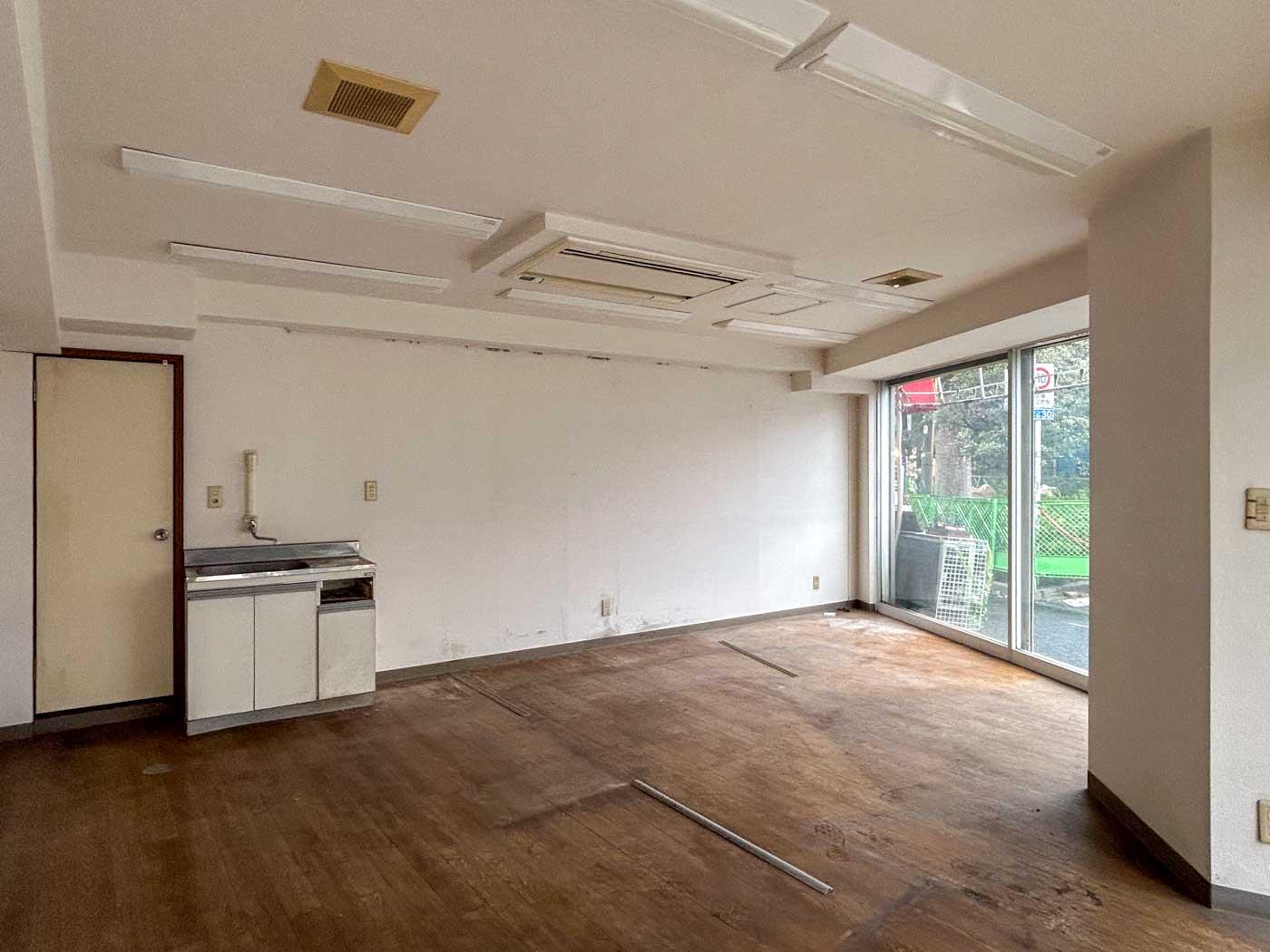 渋谷区西原の賃貸物件/出入口側から室内をみる。ボードを抜けば、天井高は2.6mほど確保できます