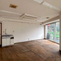 渋谷区西原の賃貸物件/出入口側から室内をみる。ボードを抜けば、天井高は2.6mほど確保できます