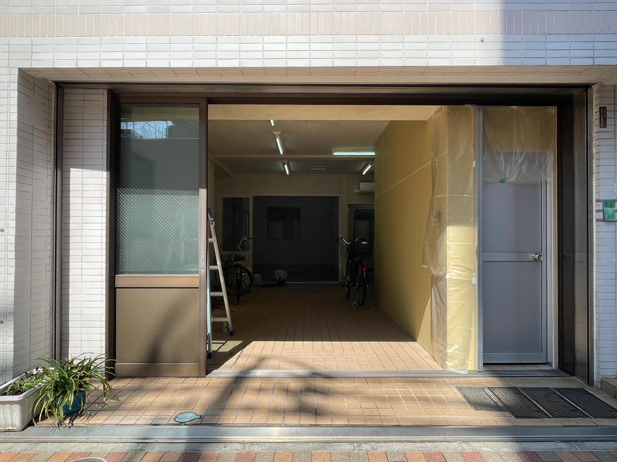 台東区浅草の賃貸物件/視認性に優れた入り口。中の様子や用途がひと目で把握できます